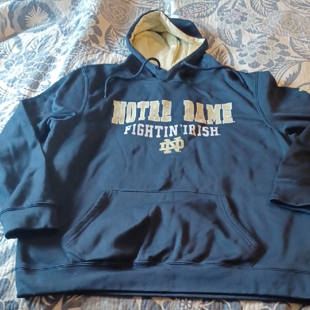 Colosseum Men's Navy and Cream Apparel